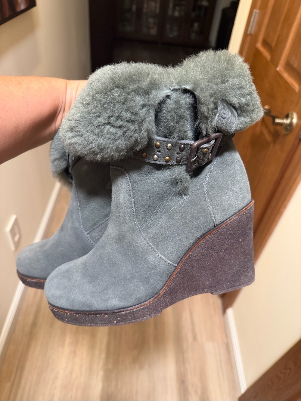 EMU Australia Heighton Low Sheepskin Wedge Boots 7 Dark Olive Gray Water Resista
